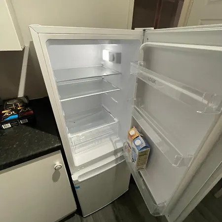 House Near Centre & Etihad, Free Parking & Garden Apartment
