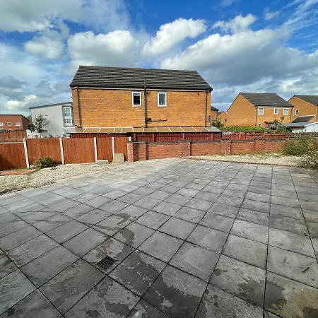 Apartment House Near Centre & Etihad, Free Parking & Garden