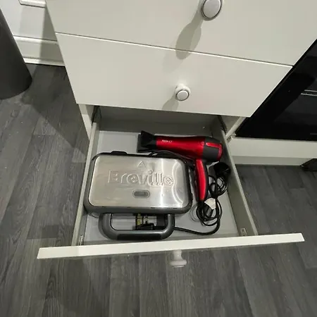 House Near Centre & Etihad, Free Parking & Garden Apartment *