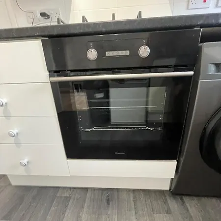 Apartment House Near Centre & Etihad, Free Parking & Garden