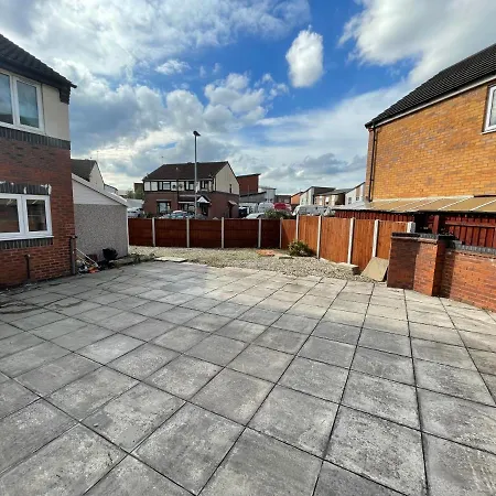 House Near Centre & Etihad, Free Parking & Garden Apartment *