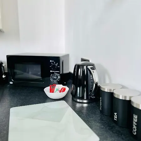 Bright And Spacious 2 Bed Apt - Sleeps Up To 6