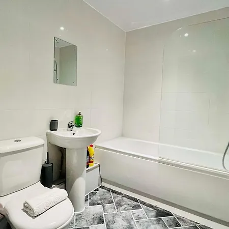 Bright And Spacious 2 Bed Apt - Sleeps Up To 6 *