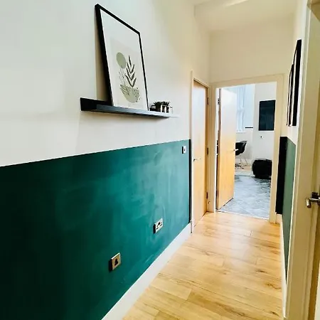 Bright And Spacious 2 Bed Apt - Sleeps Up To 6 *