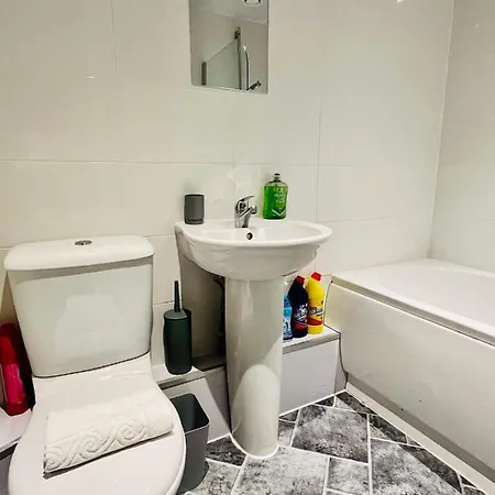 Bright And Spacious 2 Bed Apt - Sleeps Up To 6 * Manchester