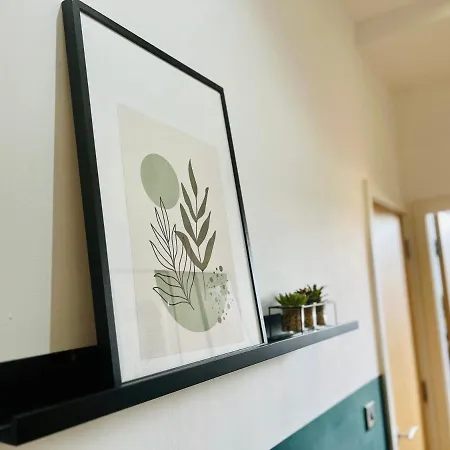 Bright And Spacious 2 Bed Apt - Sleeps Up To 6 *