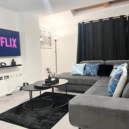 Secure Parking 3 Bedroom Stylish House With Garden Apartment