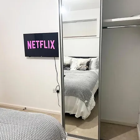 Secure Parking 3 Bedroom Stylish House With Garden * Manchester