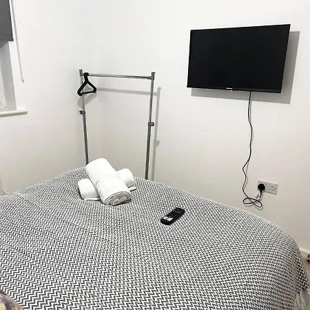 Secure Parking 3 Bedroom Stylish House With Garden *