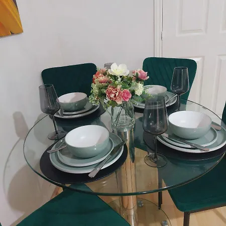 2 Bedroom 2 Bathroom Free Parking Nearby * マンチェスター