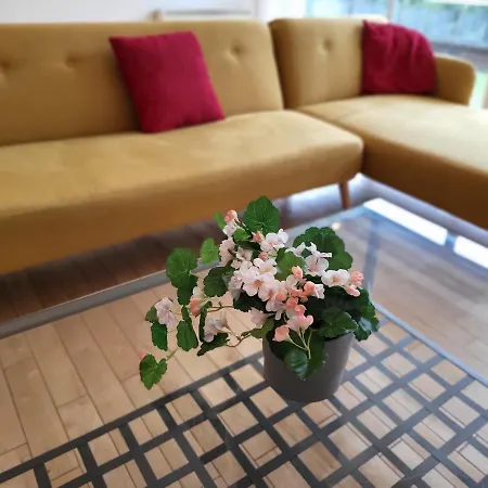 Luxury 2 Bed Apt On River, Wifi, Parking, Garden Apartment *