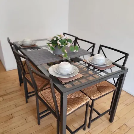 Luxury 2 Bed Apt On River, Wifi, Parking, Garden Apartment