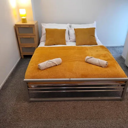 Luxury 2 Bed Apt On River, Wifi, Parking, Garden