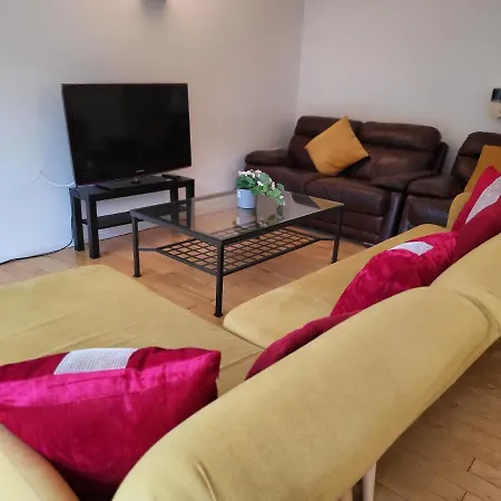 Luxury 2 Bed Apt On River, Wifi, Parking, Garden Apartment