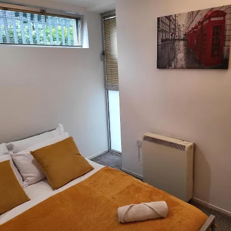 Luxury 2 Bed Apt On River, Wifi, Parking, Garden *