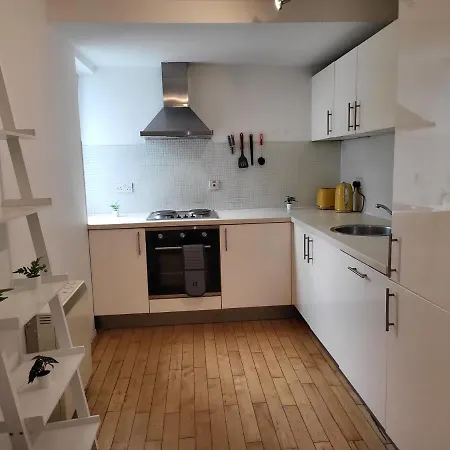 Luxury 2 Bed Apt On River, Wifi, Parking, Garden Apartment *