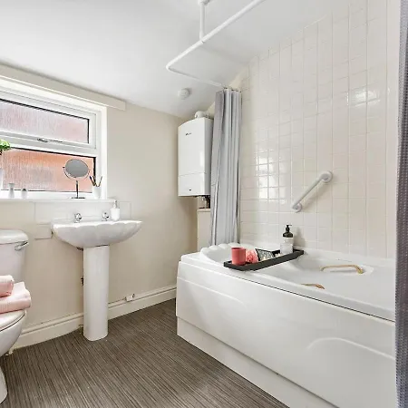 Pass The Keys Chic 3-bed In Near Media City & Old Trafford Manchester
