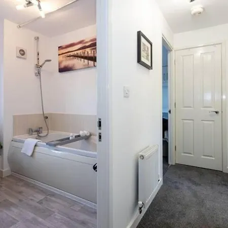 Beautifully Designed 3 Bed House - In