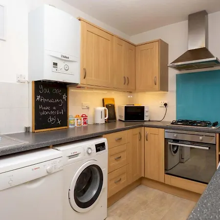 Pass The Keys Spacious 3-bed House With Garden In Leafy South *