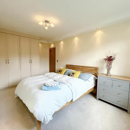 3 Chatsworth Road, Worsley Holiday home