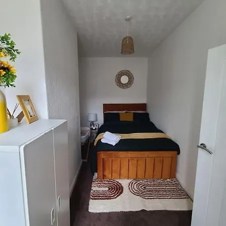 Business Friendly 2br House Sleeps 5, Wi-fi, Workspace & Free Parking בית נופש מנצ'סטר