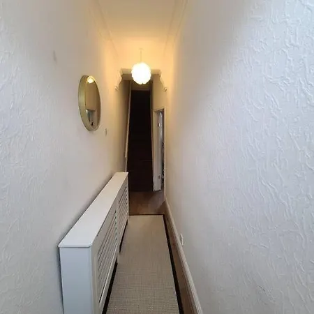 Business Friendly 2br House Sleeps 5, Wi-fi, Workspace & Free Parking