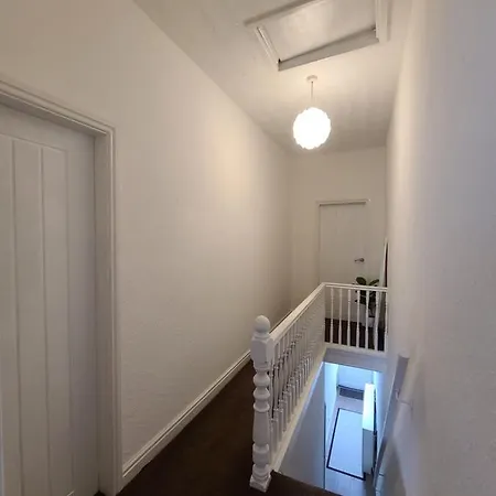 בית נופש Business Friendly 2br House Sleeps 5, Wi-fi, Workspace & Free Parking *