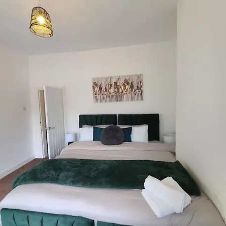 Business Friendly 2br House Sleeps 5, Wi-fi, Workspace & Free Parking *