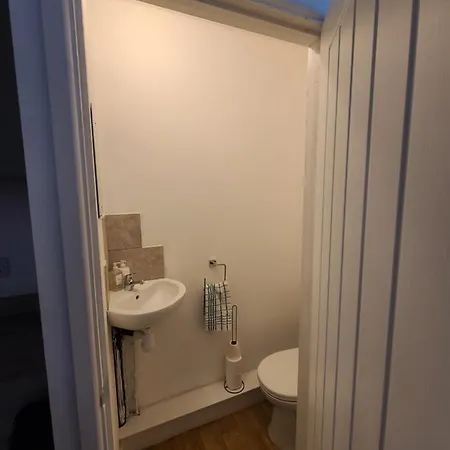 Business Friendly 2br House Sleeps 5, Wi-fi, Workspace & Free Parking בית נופש *