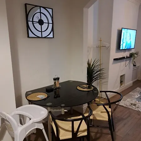 Business Friendly 2br House Sleeps 5, Wi-fi, Workspace & Free Parking מנצ'סטר