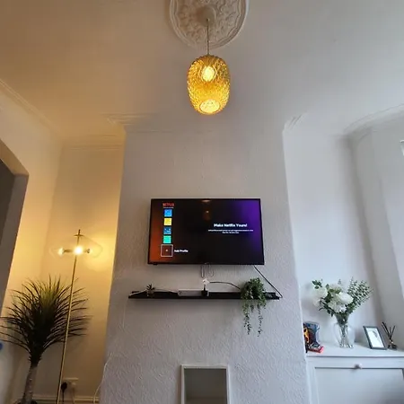 Business Friendly 2br House Sleeps 5, Wi-fi, Workspace & Free Parking *