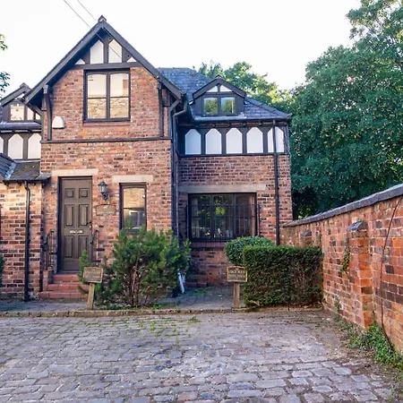 Detached House With Gated Parking In Whalley Range Villa *
