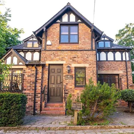 Detached House With Gated Parking In Whalley Range Villa