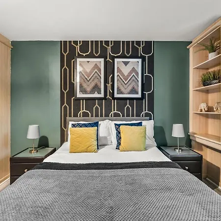 Апартаменты Large - Sleeps 8 *