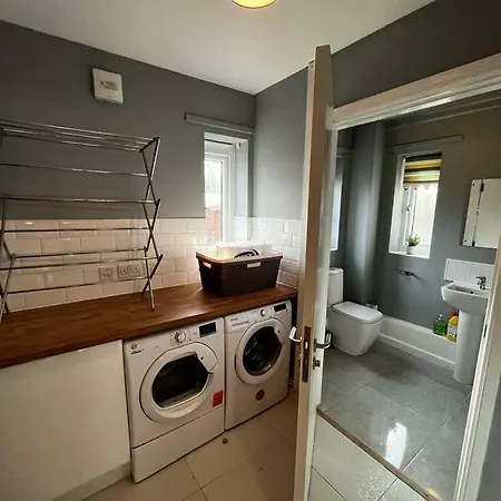 Deluxe 4 Bed House Near The Etihad By Snoozystays