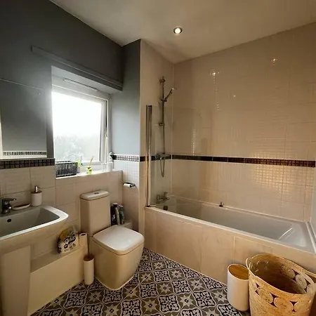 Deluxe 4 Bed House Near The Etihad By Snoozystays Манчестер