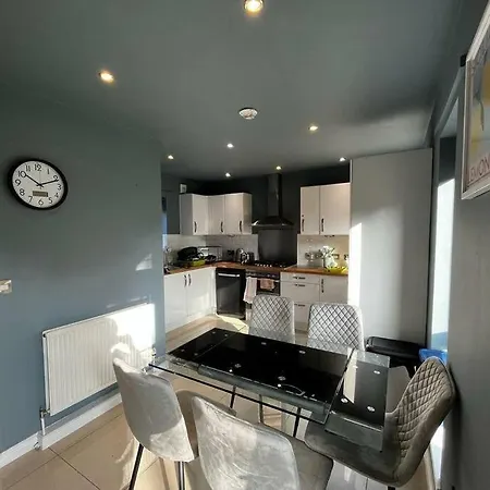 Deluxe 4 Bed House Near The Etihad By Snoozystays * Манчестер