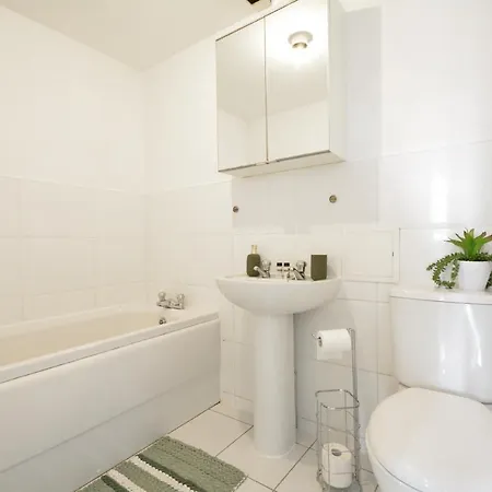 2 Bedroom 2 Bathroom Free Parking Nearby