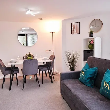 Pluxa Green Glade - Urban Haven With Parking, Workspace, Wi-fi Apartment