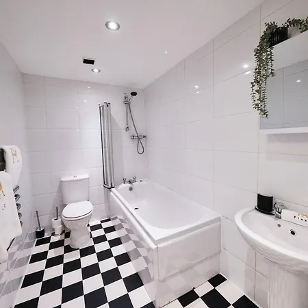 Pluxa Green Glade - Urban Haven With Parking, Workspace, Wi-fi *