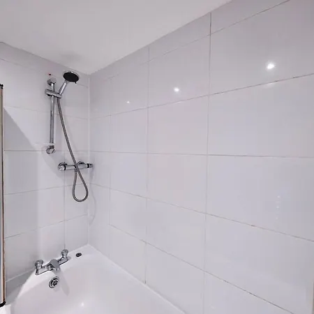 Pluxa Green Glade - Urban Haven With Parking, Workspace, Wi-fi