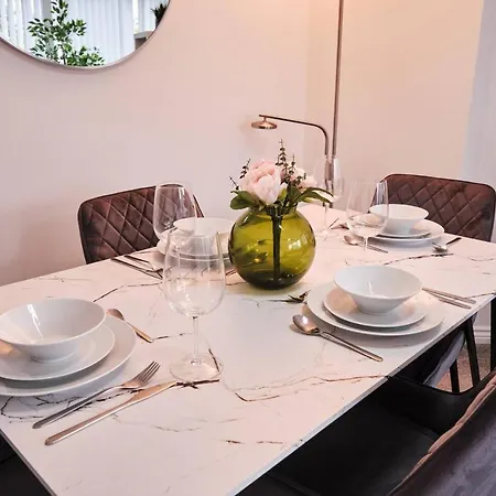 Apartment Pluxa Green Glade - Urban Haven With Parking, Workspace, Wi-fi