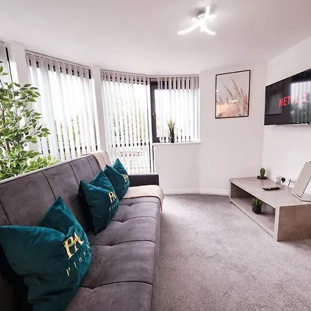 Pluxa Green Glade - Urban Haven With Parking, Workspace, Wi-fi