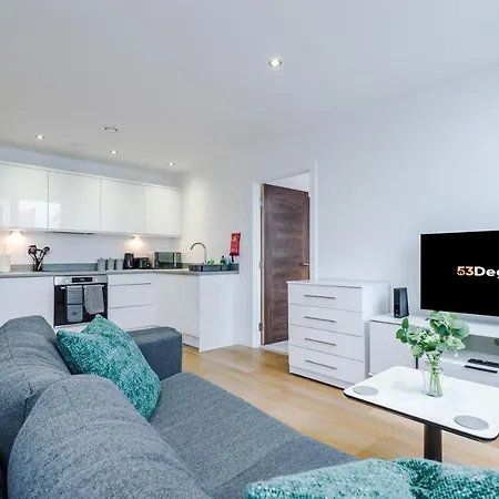 New! Stylish 2-bed In By 53 Degrees - Amazing Location, Ideal For Small Groups - Sleeps 4!