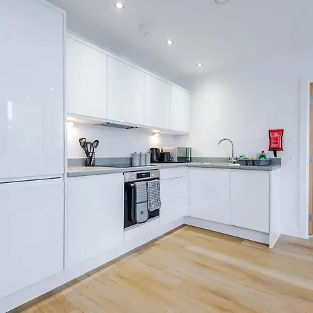 New! Stylish 2-bed In By 53 Degrees - Amazing Location, Ideal For Small Groups - Sleeps 4! Manchester