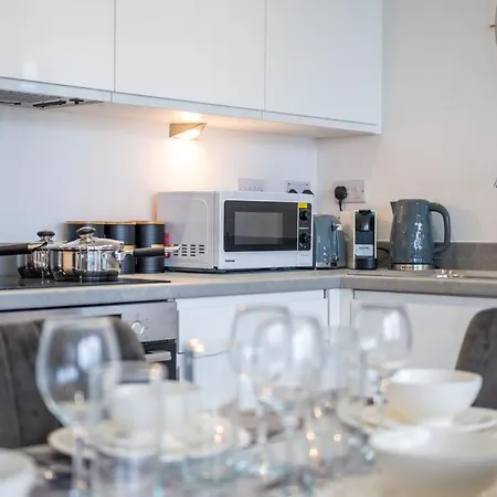 2 Bed - 5 Mins From Old Trafford * Manchester
