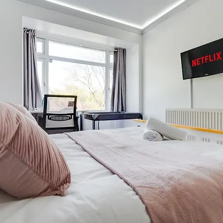 Chique Abode - Parking - 8mins To City Manchester