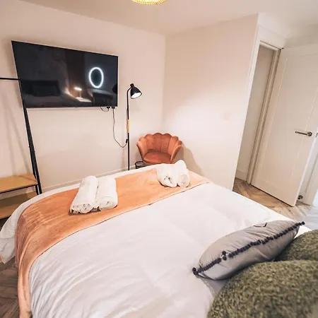 Luxurious 3 Bed Home, Free Parking *