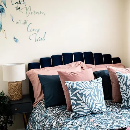 度假居 3 Bed House - Sleeps 6 - Garden - Parking - Wifi *