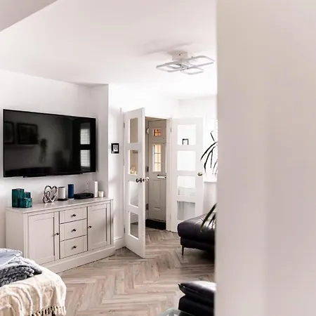 3 Bed House - Sleeps 6 - Garden - Parking - Wifi 曼彻斯特
